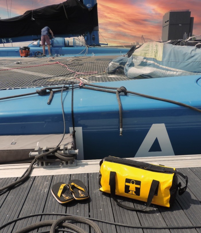 tongs_tongs_coolshoe__sac_mino_Guy_Cotten_devant_trimaran_svr_lazartigue